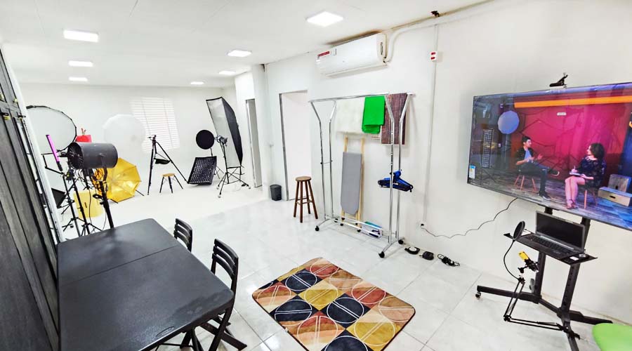 Estúdio de São Paulo B avançado com recuo maior e iluminação completa